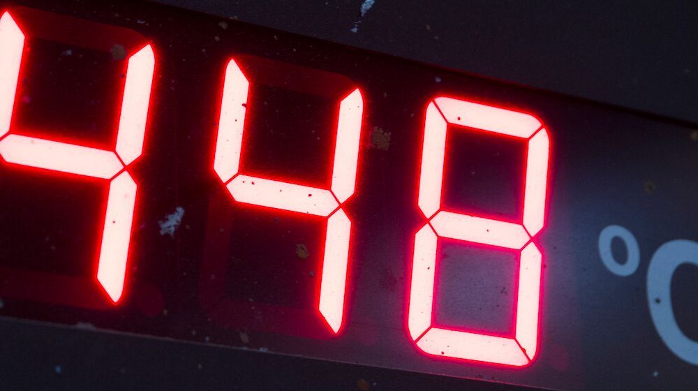 Digitale Temperaturanzeige bei 448 Grad Celsius während der Stückverzinkung