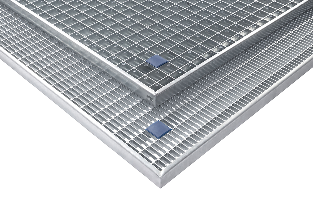 Zwei Gitterroste mit jeweils integriertem SEPGrate Brick als Orientierungselement.