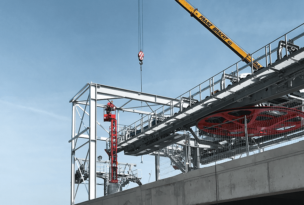 Montage der feuerverzinkten Stahlträger an der Bergstation des Sessellifts K1 in Willingen