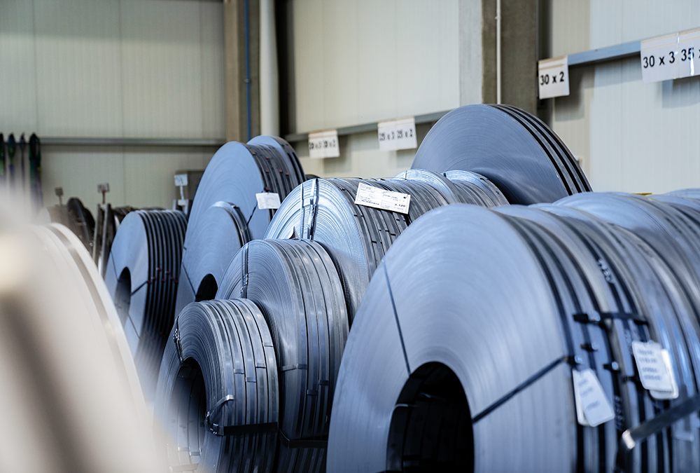 Coil-Materiallager für die Herstellung von Tragstäben zur Gitterrostproduktion bei Seppeler