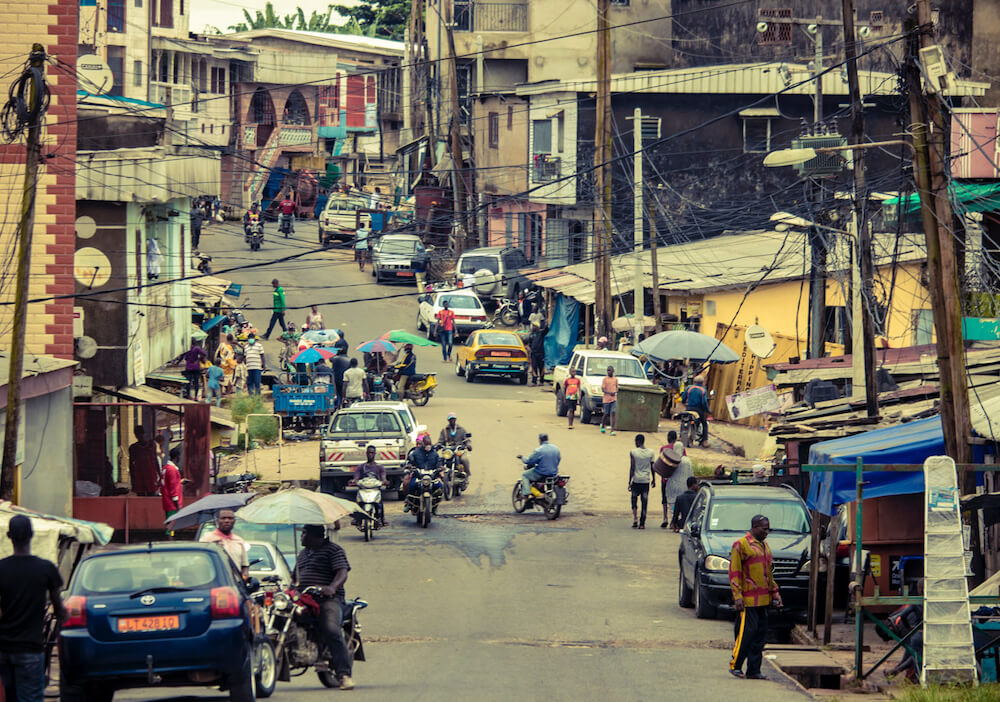 Straßenszene in Douala – die quirlige Stadt am Atlantik gilt als Kreuzung Afrikas. Bild von Edouard Tamba / Unsplash