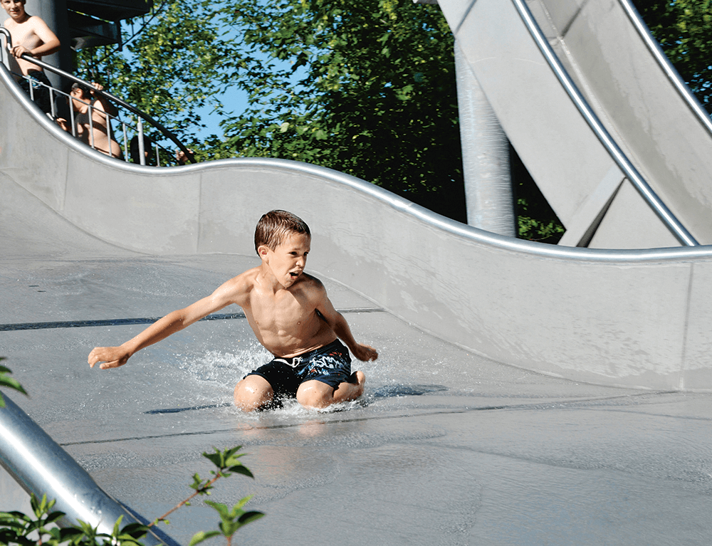 Rutschlandschaft im Aquapark Riviera mit Edelstahlrutschen und Wasserbecken