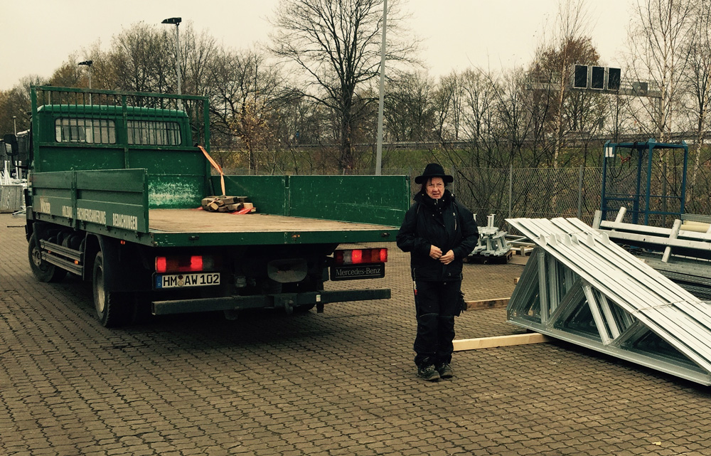 Künstlerin Gisela Mewes mit feuerverzinkten Stahlteilen für ihre Skulpturen am Seppeler-Standort Hannover