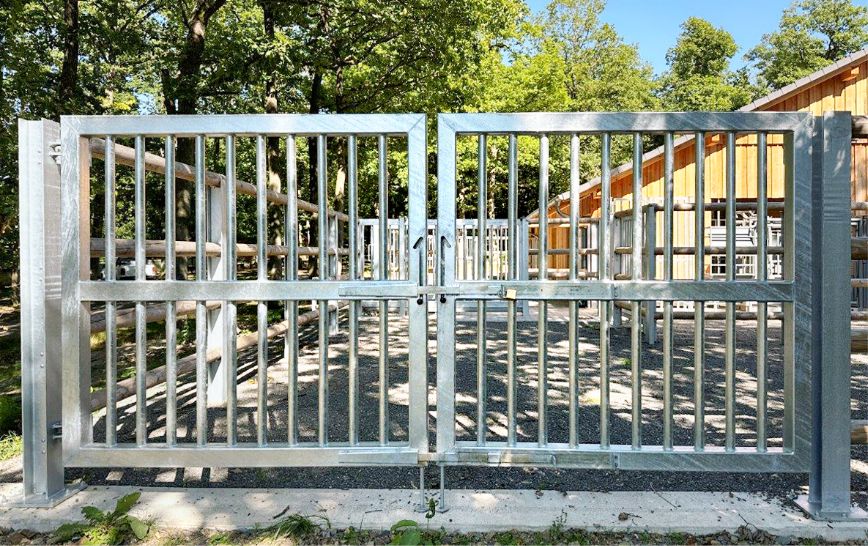 Feuerverzinkte Flügeltore im Wildtierpark Kellerwald-Edersee, manuell betätigt für schnelle Reaktion