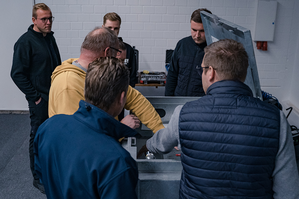Teilnehmer der IBC-Schulung erleben unterschiedliche Behältertypen und Produktionsschritte live in Rietberg