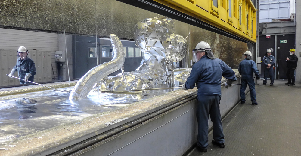 Die Metallkatze beim Eintauchen in den Verzinkungskessel bei Seppeler