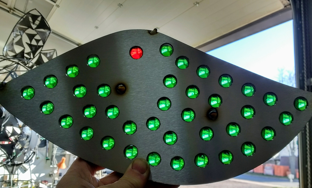 Detailansicht der Metallkatze mit 80 grünen Glasmurmeln als Augen