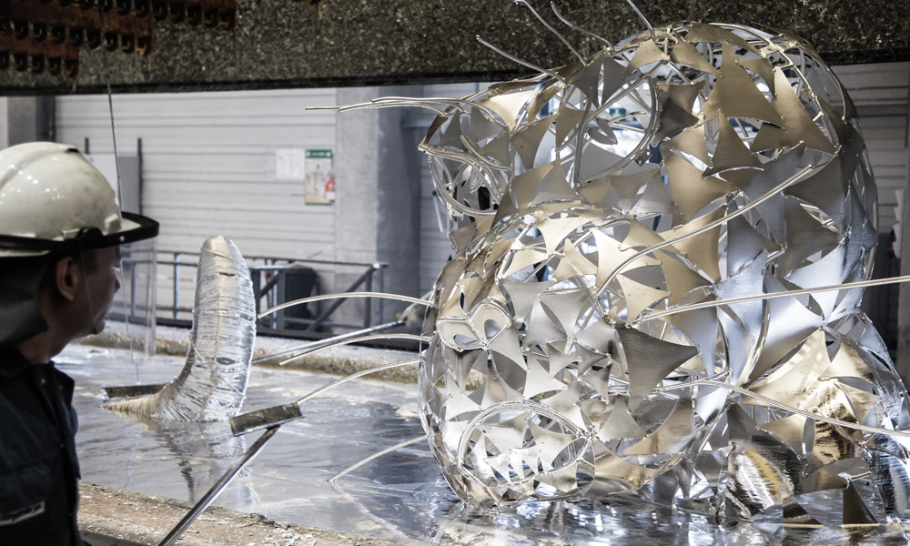 Metallskulptur der XXL-Katze vor der Feuerverzinkung bei Seppeler